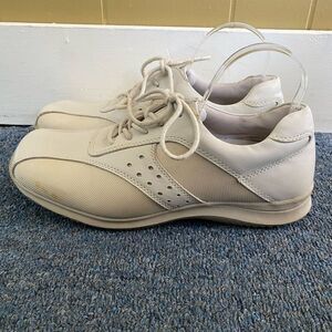 GBX men 10.5 white leather casual shoes with tie up laces